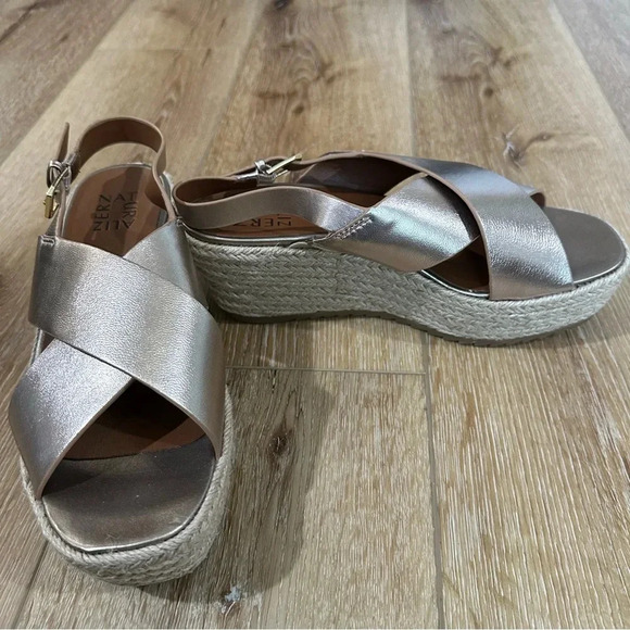 Naturalizer Women’s Silver Open Toe Buckle Espadrille Wedge Sandals Size 7.5 GUC - Picture 2 of 12
